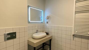 Family Quadruple Room | Bathroom | Rainfall showerhead, designer toiletries, hair dryer, towels