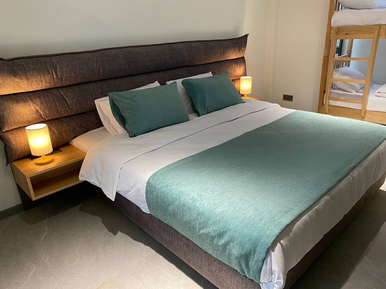 Habitación cuádruple Deluxe | Ropa de cama de alta calidad y camas Select Comfort 