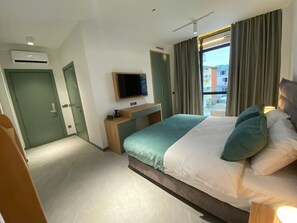 Deluxe fyrbäddsrum | Sängtillbehör av högsta kvalitet och Select Comfort-madrasser
