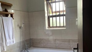 Studio | Bathroom - Golden Cherries Guest House (Jinja)