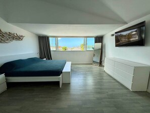 2 bedrooms, iron/ironing board, WiFi