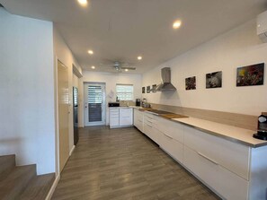 ثلاجة، ميكروويف، فرن، موقد طهي مسطح