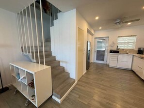 ثلاجة، ميكروويف، فرن، موقد طهي مسطح