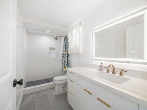 Dusche, Haartrockner, Handtücher, Seife