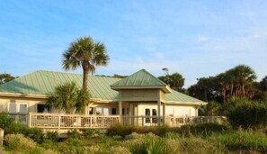 Exterior - UPDATED 2BR BEACHWALK VILLA, WALK TO SHIPYARD BEACH & POOL (Hilton Head Island)