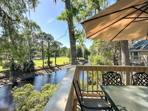 Outdoor dining - UPDATED 2BR BEACHWALK VILLA, WALK TO SHIPYARD BEACH & POOL (Hilton Head Island)