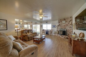 TV, fireplace