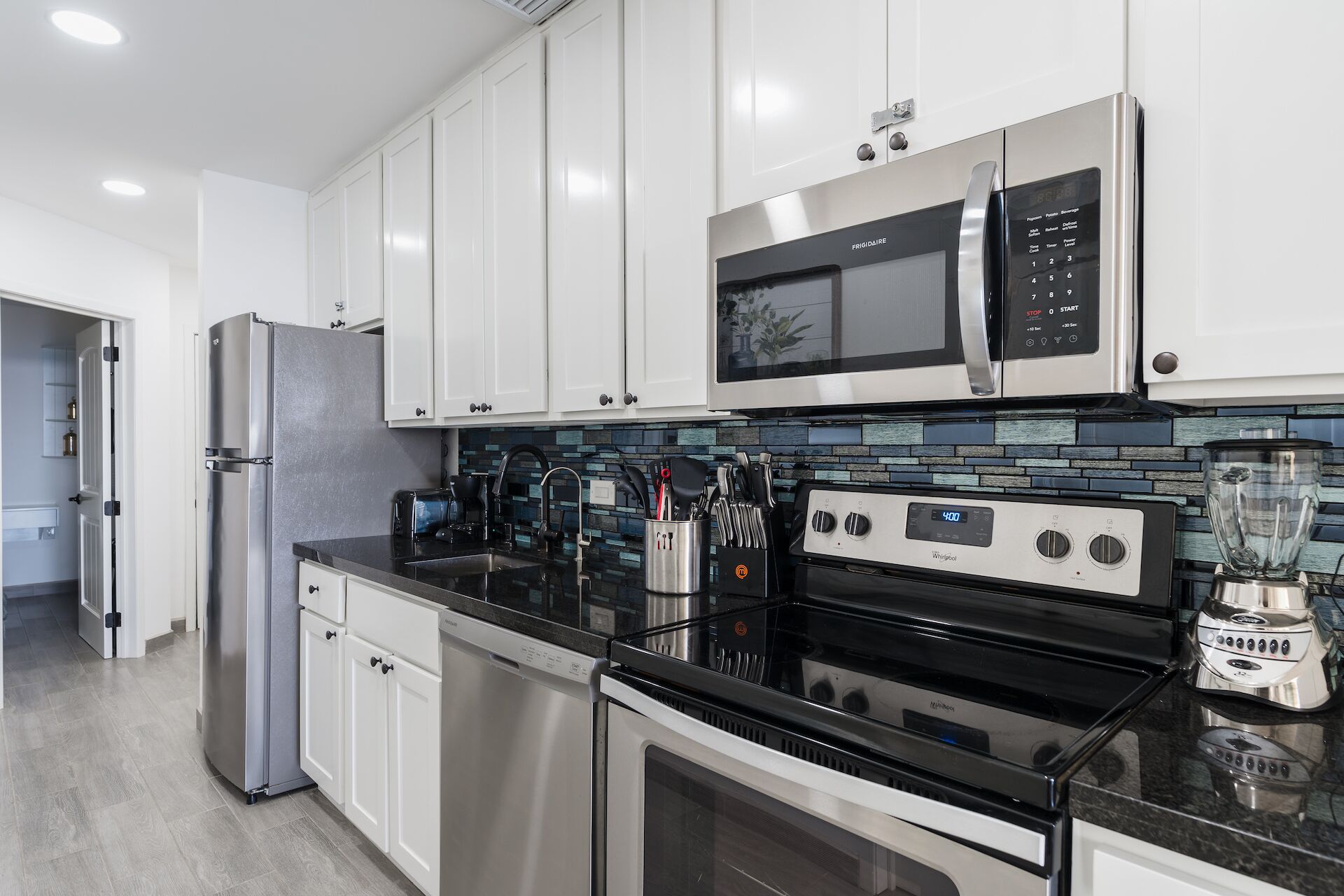 Beautiful Resort Beachfront Condo-Oceanfront, Pool, water slides, beach access