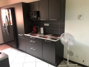 ثلاجة، ميكروويف، فرن، موقد طهي مسطح