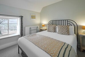 3 habitaciones, escritorio y tabla de planchar con plancha