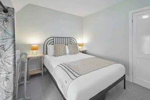 3 bedrooms, desk, iron/ironing board, travel crib - Host & Stay | Lop Hall (Guisborough)