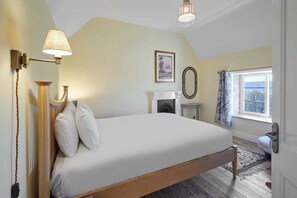 3 sovrum, skrivbord, strykjärn/strykbräda och resesäng