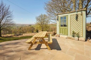 Outdoor dining - Host & Stay | Lop Hall (Guisborough)