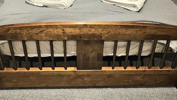 3 bedrooms, desk, iron/ironing board, travel cot