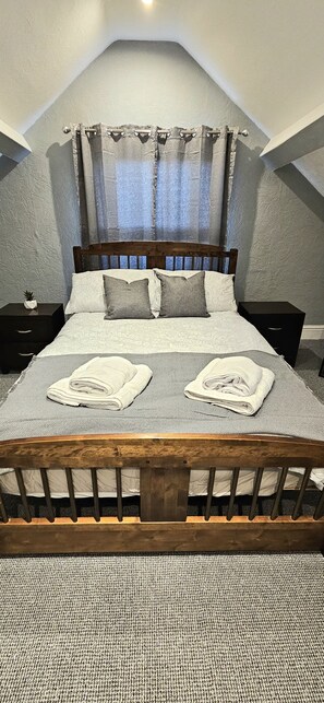 3 bedrooms, desk, iron/ironing board, travel cot