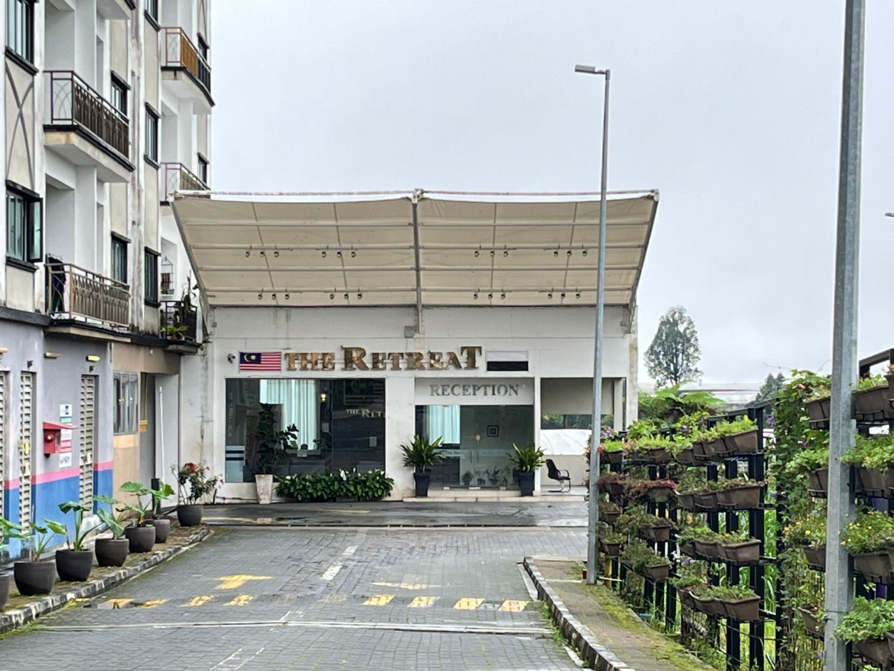 En bygning med et skilt, der siger "The Retreat", og et synligt receptionområde gennem vinduerne.