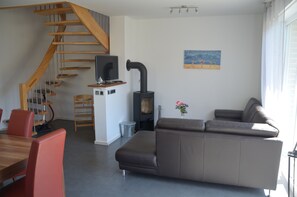 Fernseher, Kamin, Stereoanlage