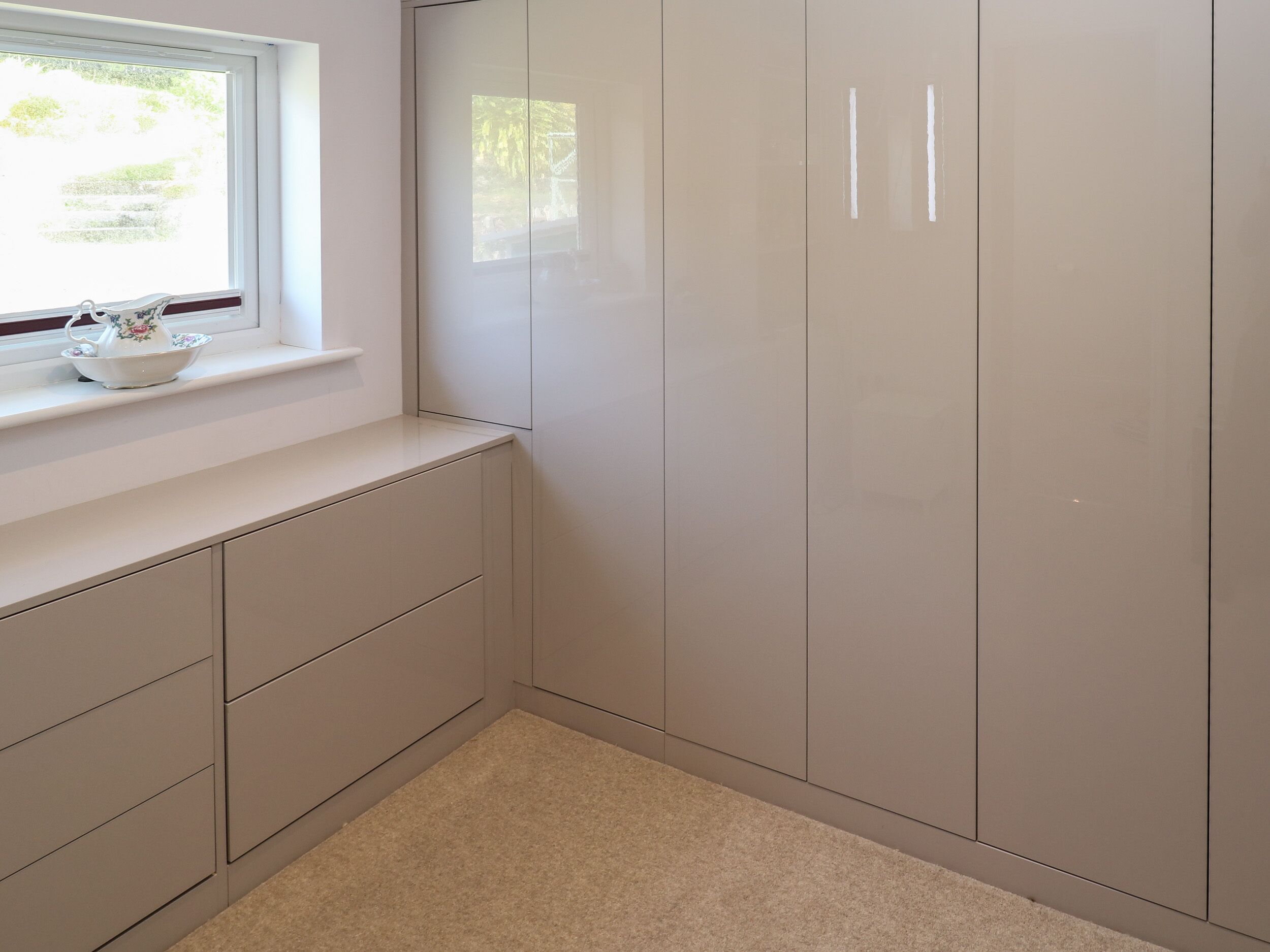 Una cocina con ventana, radiador y lavabo.