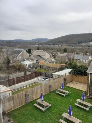 Property grounds - Beautiful 3-bed Apartment in Swansea (Swansea)