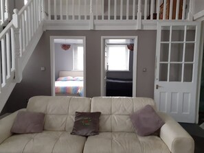 Living area - Beautiful 3-bed Apartment in Swansea (Swansea)