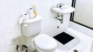 A bathroom with a toilet, bidet, sink, and a mirror. - CENTRAL APARTMENT IN POPAYAN (Popayán)