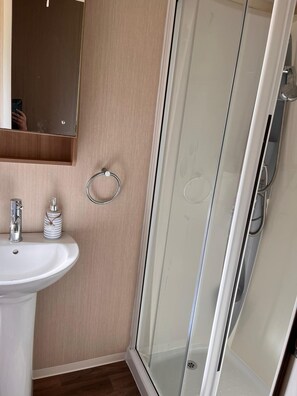 Bathroom - Prestige pet Friendly Caravan on Butlins, Skegness (Skegness)