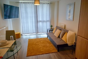 Appartement, 1 grand lit et 1 canapé-lit | Coin séjour | Télévision à écran plat