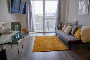 อพาร์ทเมนท์, เตียงควีนไซส์ 1 เตียง และโซฟาเบด | บริเวณนั่งเล่น | ทีวีจอแบน