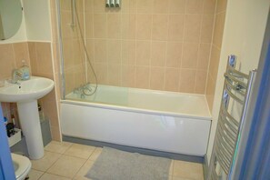 Ducha, secador de pelo, toallas, papel higiénico