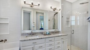 Hair dryer, towels - **BLUE HORIZON @ SUGARLOAF SHORES** Waterfront Home & Pool + LAST KEY SERVICES… (Sugarloaf Key)