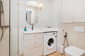 Buồng tắm vòi sen, khăn tắm