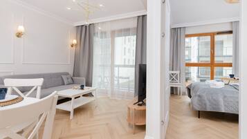 Microwave, dishwasher, cookware/dishes/utensils, freezer