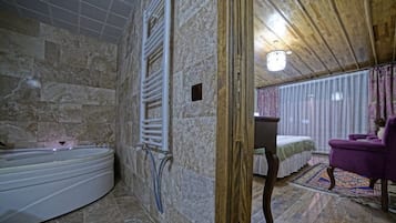 Junior Double Room | Bathroom | Hair dryer, towels