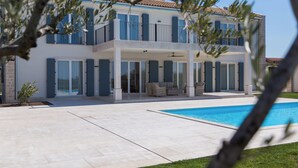 A two-story house with a swimming pool, a covered patio, and a view of the surrounding area. - Villa Villa Borgonja (Istria - Brtonigla) (Brtonigla)
