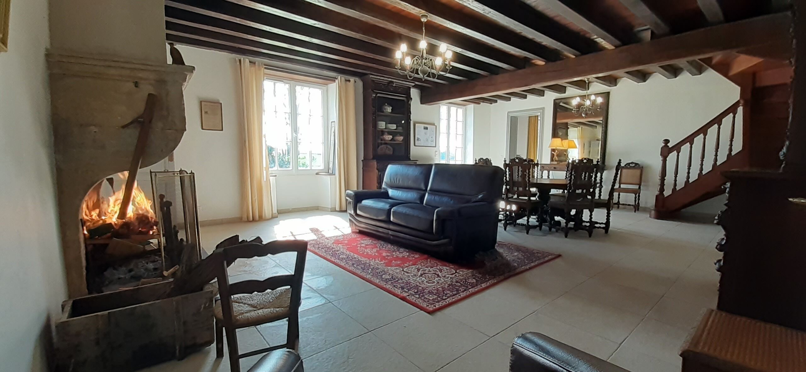 Authentic Maison de Maitre Meunier in the heart of vineyards and organic crops.