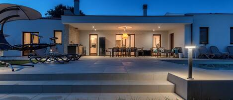 تناول الطعام بالخارج