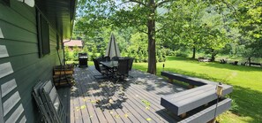 Outdoor dining - Waterfront Cottage on Big Pine Creek (Waterville)