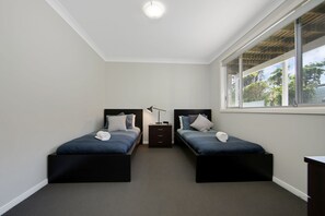 4 bedrooms, iron/ironing board, WiFi, bed sheets