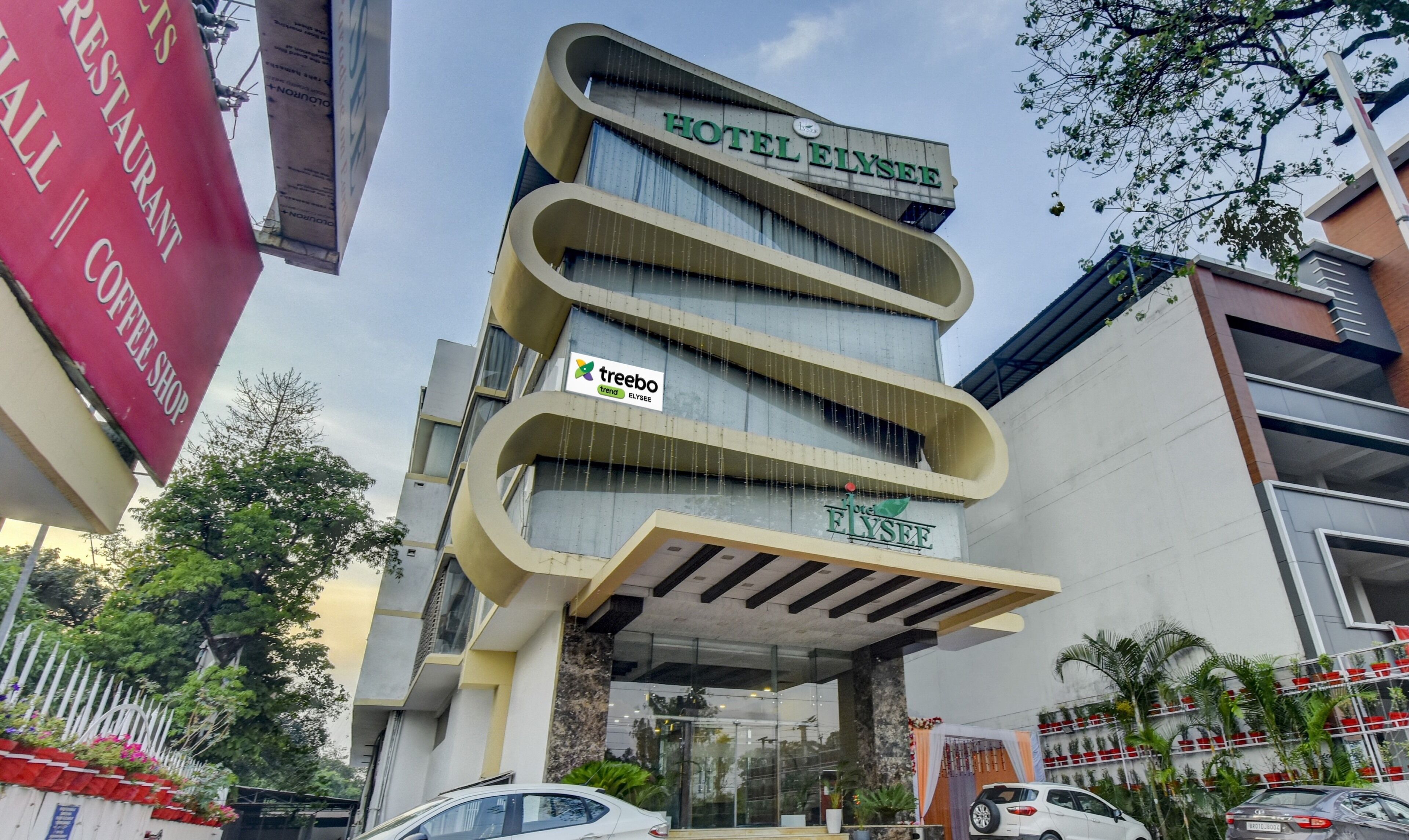Un hotel de diseño moderno, con un llamativo letrero que dice 'Hotel Elysee' y el logo de 'Treebo'.