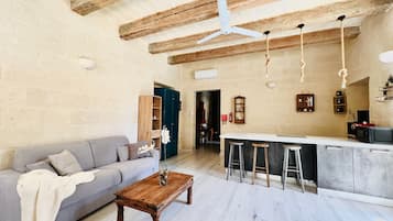 Departamento de lujo | Área de sala de estar | Smart TV de 70 cm con canales digitales y televisión