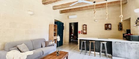 Appartement Luxe | Coin séjour | TV connectée de 70 cm avec chaßnes numériques, télévision