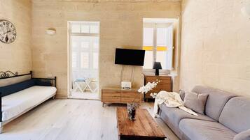 Apartemen Mewah | Area keluarga | Smart TV 70-cm dengan saluran TV digital, TV, dan layanan streaming