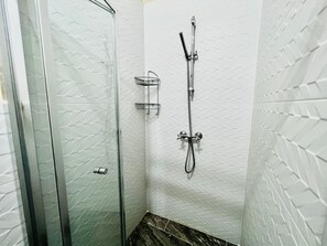 Departamento de lujo | Baño | Regadera, secadora de cabello, toallas, jabón 