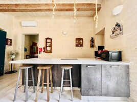 Cafetera/tetera, frigobar, microondas, placa de cocina