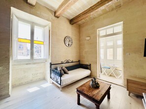 Luxe appartement | Woonruimte | Een 70-cm smart-tv met digitale zenders en een televisie