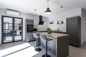 Kühlschrank, Mikrowelle, Ofen, Herdplatte