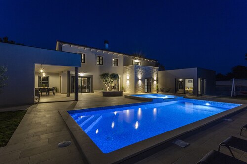 Bren New! Exclusive villa with 5 bedrooms, 52m² pool on 300m² is waiting for you