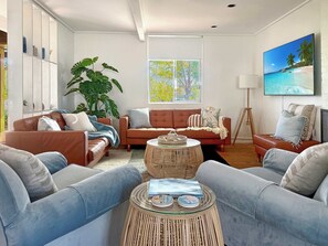 TV, fireplace, offices - Tulum Hideaway – Steps to Water, Close to Trails (Callala Bay)