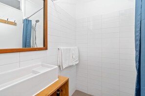 Bathtub, hair dryer, towels - Tulum Hideaway – Steps to Water, Close to Trails (Callala Bay)