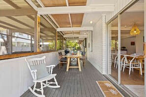 Outdoor dining - Tulum Hideaway – Steps to Water, Close to Trails (Callala Bay)